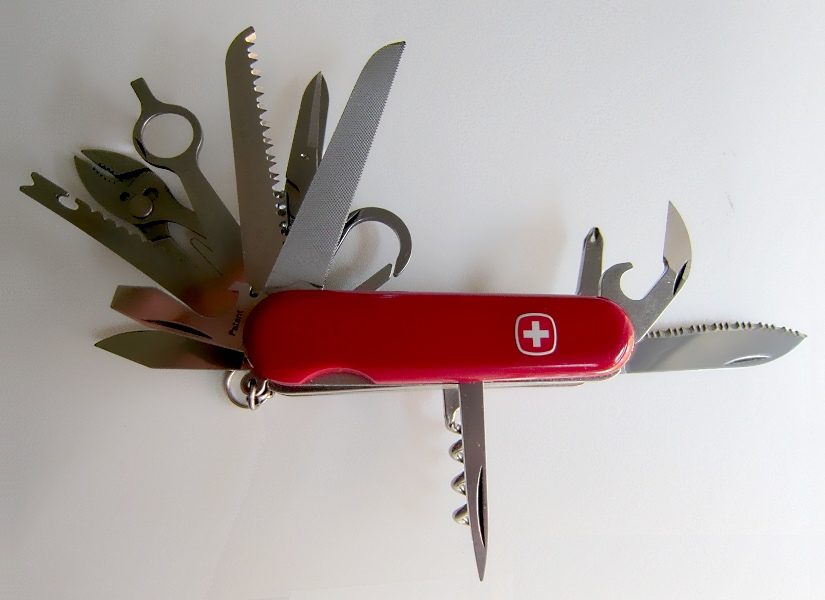 Wenger Serrated Tool Chest model 19406. **Photo by GigaHz; additional processing by ICFT.