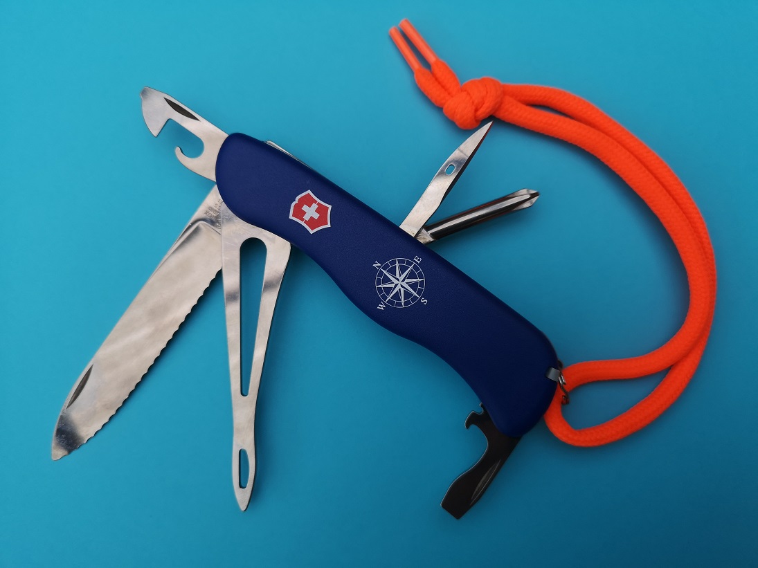 Mariner with fully serrated blade